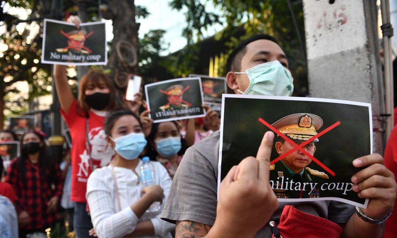 Manifestante de Mianmar protesta com a foto do Chefe General Min Aung Hlaing, comandante-em-chefe das Forças Armadas de Mianmar, em protesto diante da embaixada em Bangkok Foto: LILLIAN SUWANRUMPHA / AFP