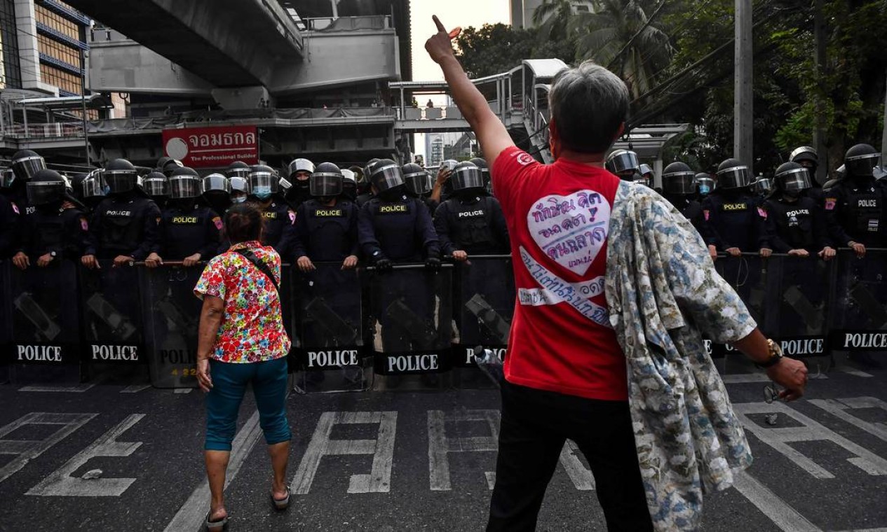 Manifestantes pró-democracia tailandeses enfrentam polícia em apoio ao protesto contra golpe militar no país vizinho Mianmar. Na Tailândia, também se vive ditadura militar depois de um golpe em 2014 Foto: LILLIAN SUWANRUMPHA / AFP