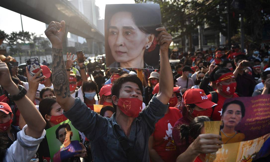 Imigrantes birmaneses e apoiadores da líder do país Aung San Suu Kyi protestam contra golpe militar em frente à embaixada de Mianmar na Tailândia Foto: LILLIAN SUWANRUMPHA / AFP