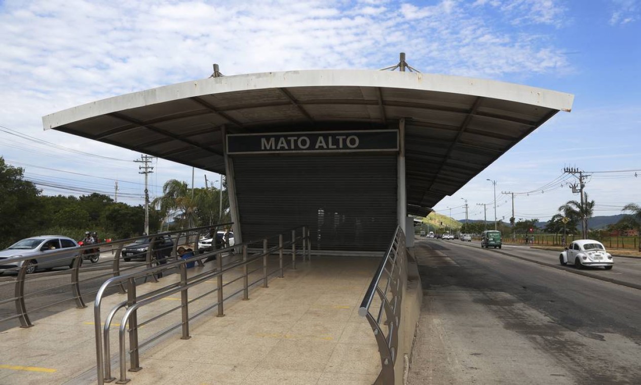 Uma das mais movimentadas do BRT TransOeste, a estação Mato Alto, ficou fechada e deserta pela manhã Foto: Fabiano Rocha / Agência O Globo