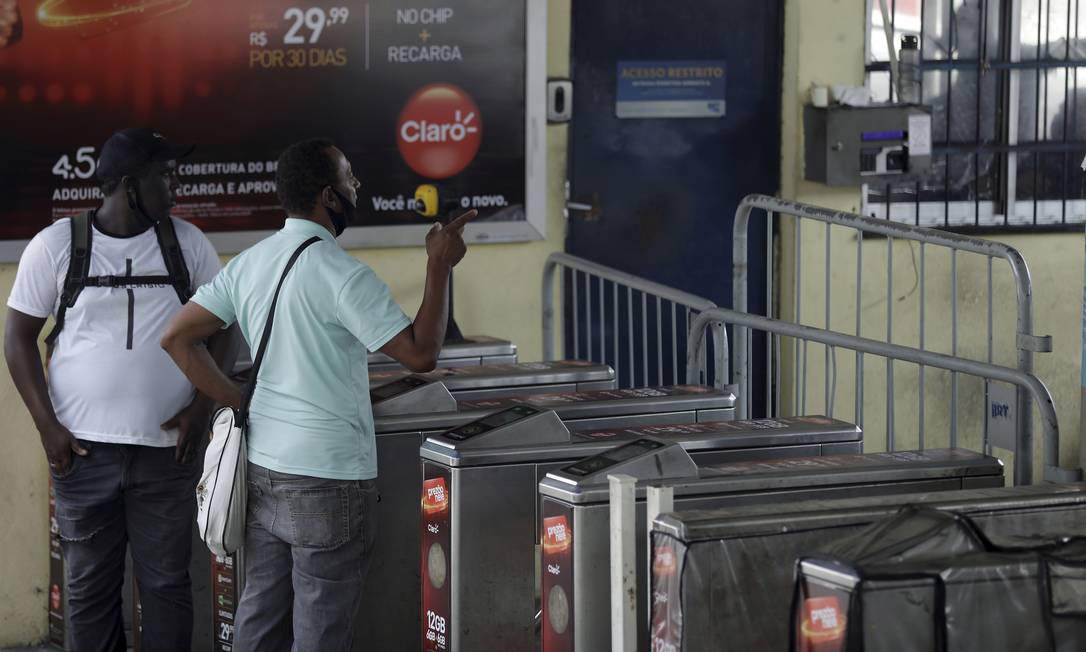 Passageiros encontram estação do BRT de Madureira fechada devido à paralisação de rodoviários do consórcio Foto: Gabriel de Paiva / Agência O Globo