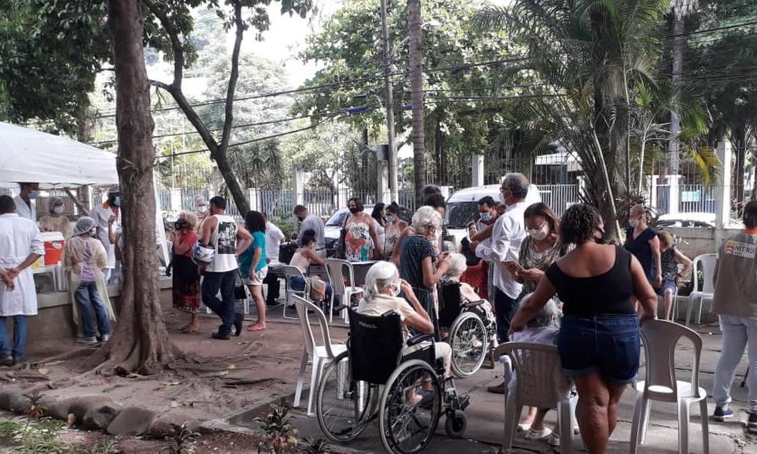 Por volta das 15h30, o movimento na Policlínica do Vital Brazil era menor, mas ainda assim havia filas dentro e fora da unidade de saúde Foto: Divulgação / .