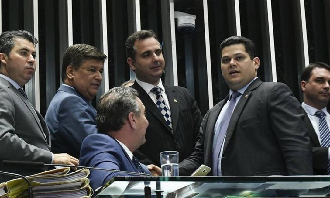 O então presidente do Senado Davi Alcolumbre (o segundo da direita para a esquerda) apresentou Pacheco (ao centro) como alguém que não criaria problemas para o Planalto e garantiu o apoio de Bolsonaro ao candidato Foto: Roque de Sá/Agência Senado