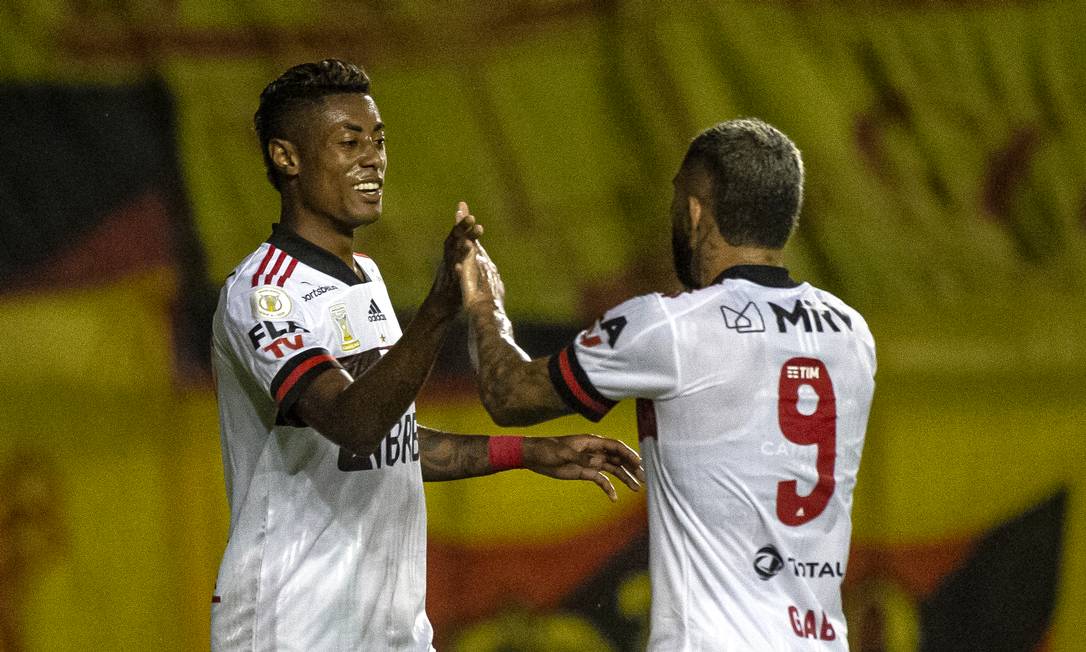Gabigol e Bruno Henrique comemoram o segundo gol do Fla no Recife Foto: Alexandre Vidal / Flamengo