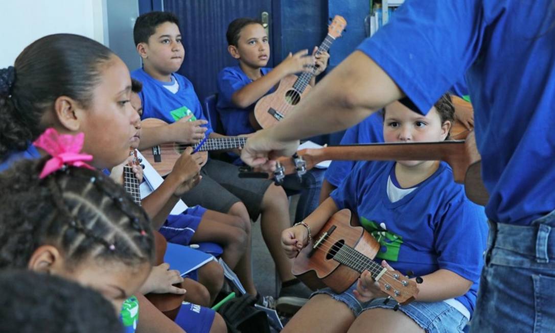 Crianças da rede pública do município tiveram aulas de ukelele em 2019; agora, o aprendizado é online Foto: Reprodução / Agência O Globo