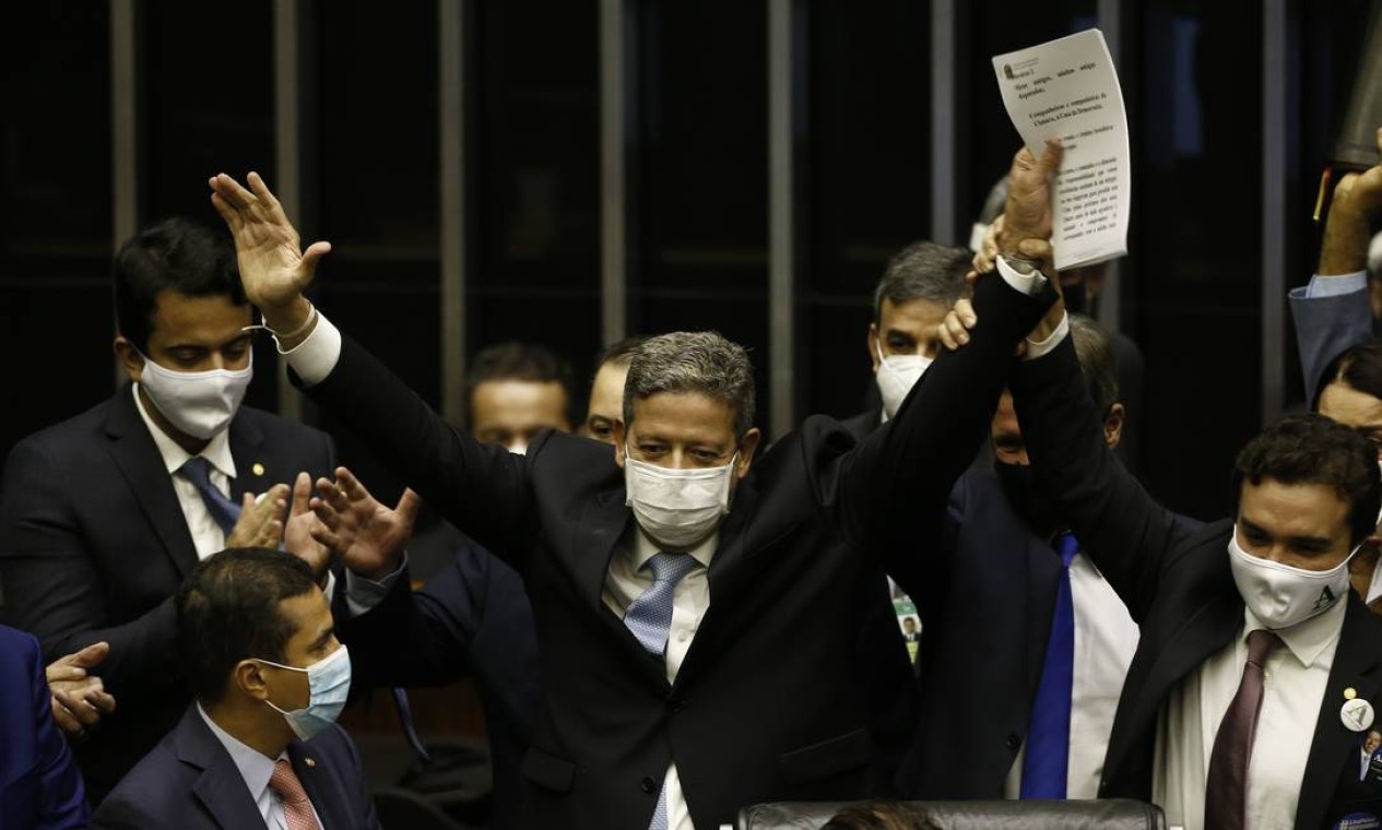 Arthur Lira (PP-AL) comemora resultado diante do plenário que o elegeu Foto: Pablo Jacob / Agência O Globo