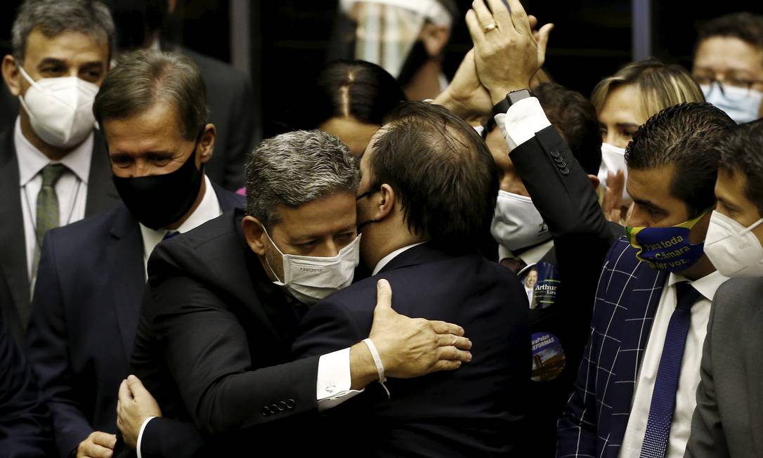 Eleito presidente da Câmara, Arthur Lira abraça o ex-presidente Rodrigo Maia Foto: Pablo Jacob / Agência O Globo