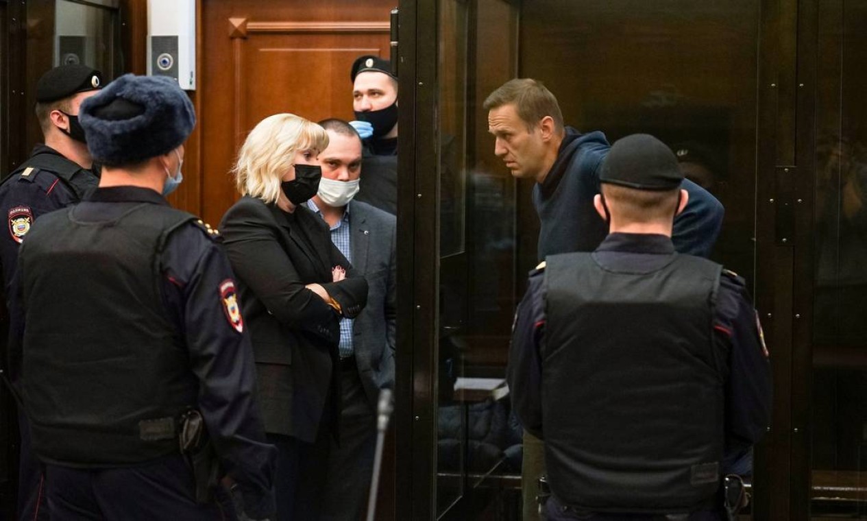 O líder da oposição russa, Alexei Navalny, ouve seus advogados durante uma audiência em Moscou Foto: HANDOUT / AFP - 02/02/2021