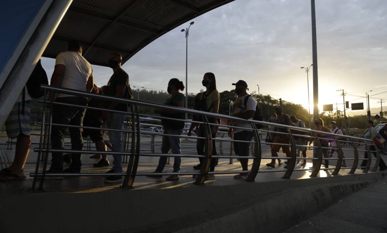 Pessoas formam fila na estação Mato Alto; os ônibus estavam com irregularidades de chegadas e partidas Foto: Gabriel de Paiva / Agência O Globo