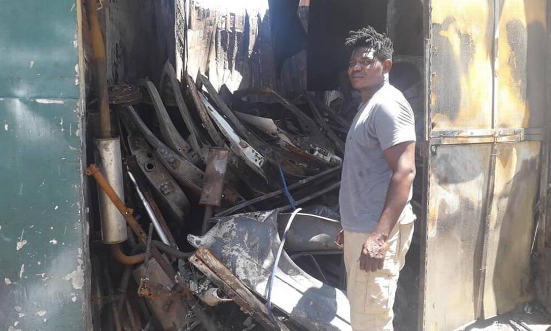 Maduma Antonio, de 47 anos, teve oficina destruída após incêndio Foto: Reprodução/Facebok/VOZ da Vila Kennedy