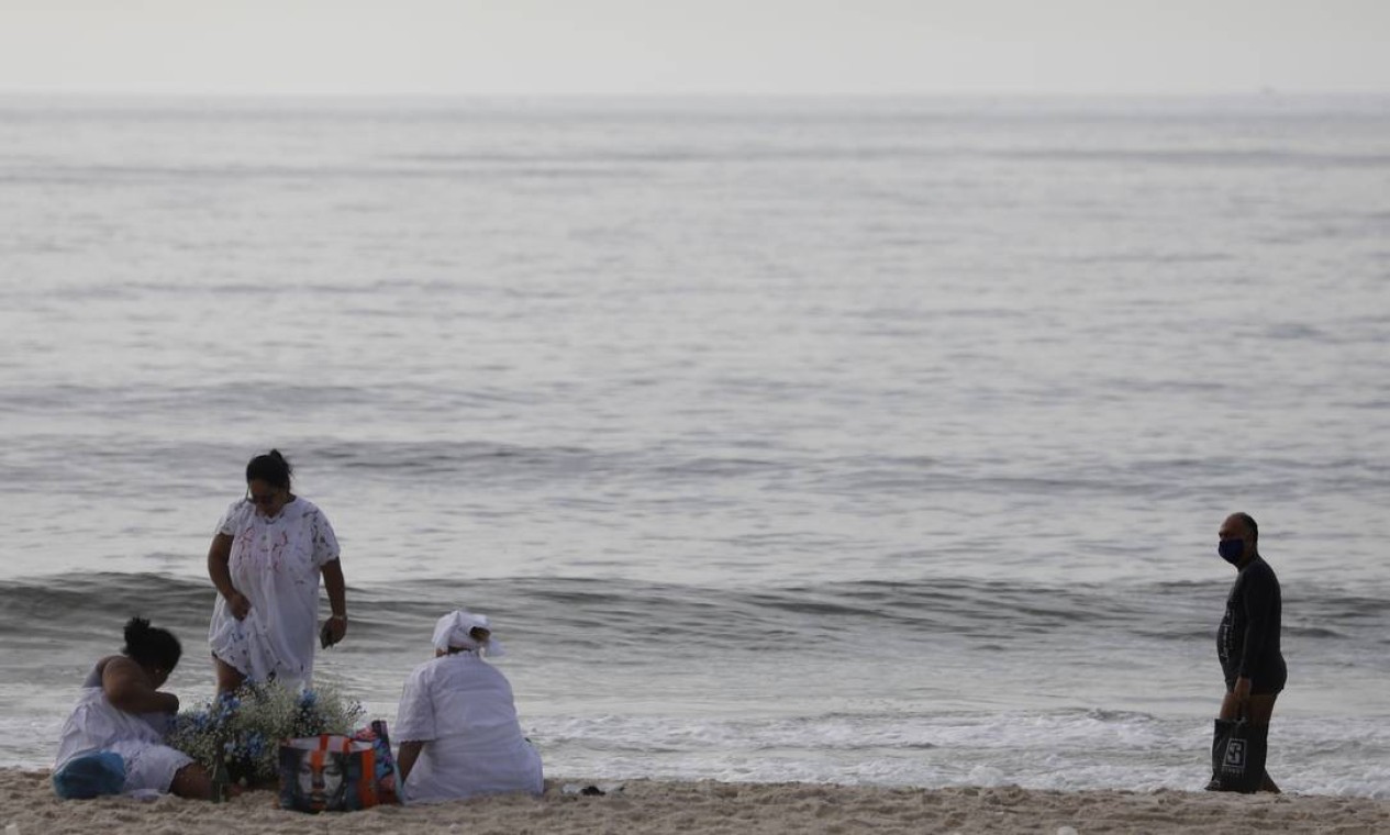 Desdes as primeiras horas da manhã, devotos de Iemanjá preparavam homenagens na praia de Copacabana Foto: Luiza Moraes / Agência O Globo