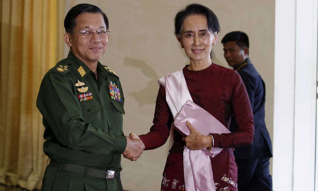 Chefe do Exército de Mianmar, general Min Aung Hlaing, aperta a mão da líder do país, Aung San Suu Kyi, presa após golpe militar. Foto de 2 de dezembro de 2015 Foto: SOE ZEYA TUN / REUTERS