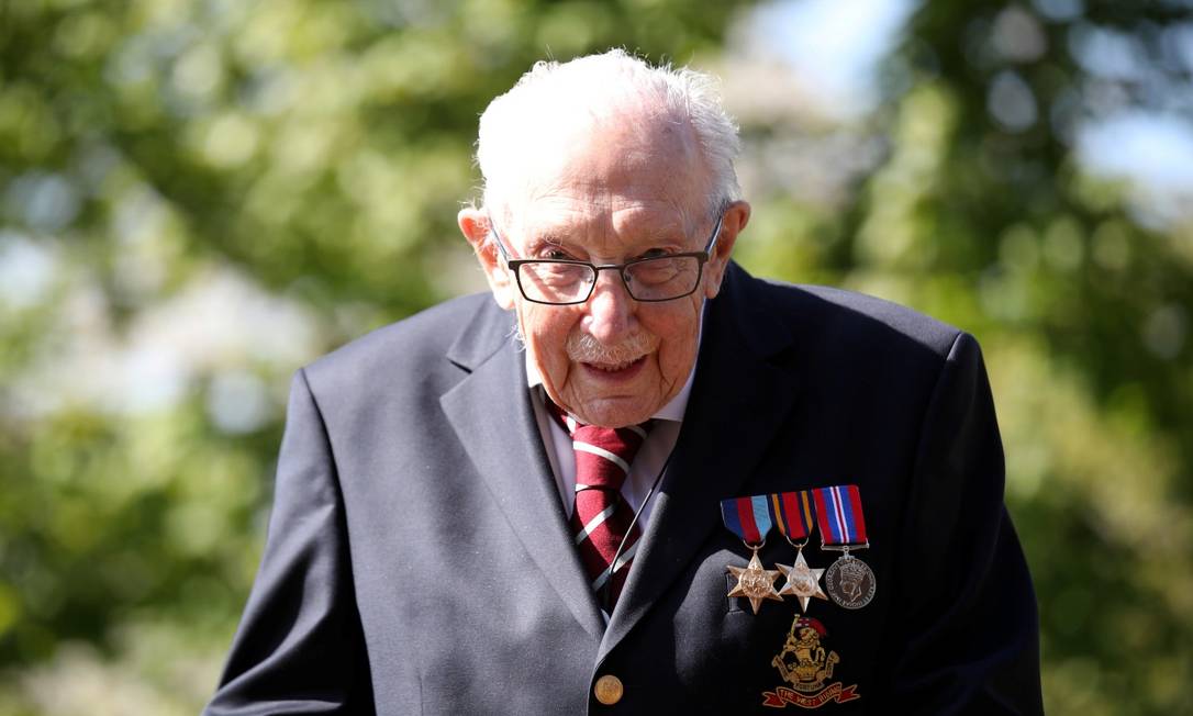 O capitão aposentado do Exército Britânico Tom Moore, 99, arrecadou dinheiro para profissionais de saúde tentando caminhar por toda a extensão de seu jardim cem vezes antes de seu 100º aniversário neste mês. Foto: PETER CZIBORRA / REUTERS
