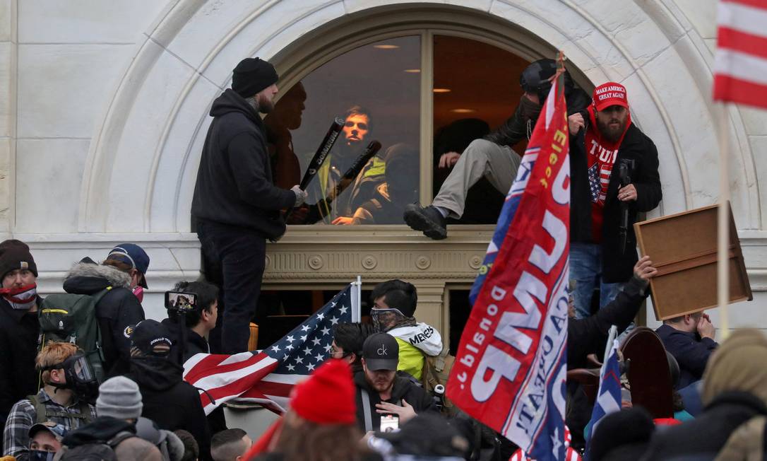 Apoiadores de Donald Trump invadem o Capitólio no dia 6 de janeiro Foto: LEAH MILLIS / REUTERS