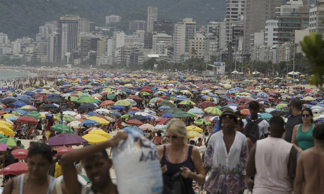 Praia de Ipanema, no último domingo: nenhuma preocupação com a pandemia, apesar de recomendações da prefeitura para distanciamento Foto: Márcia Foletto em 31-1-2021 / Agência O Globo