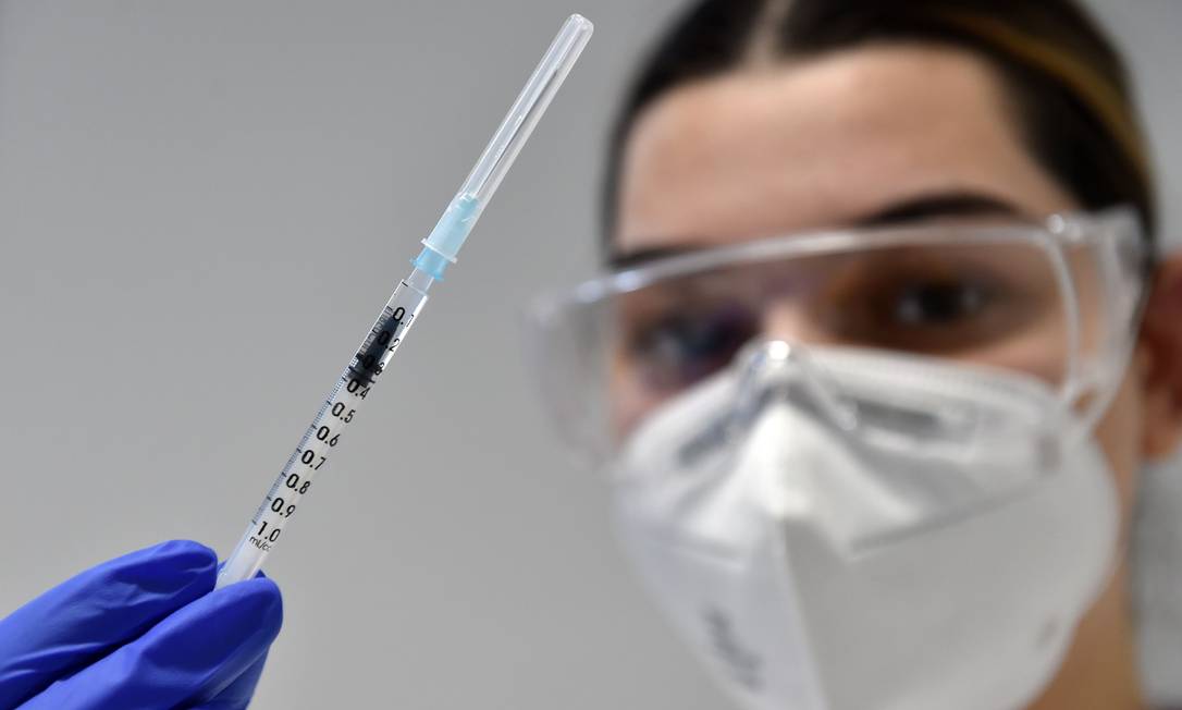 Profissional de saúde prepara dose da vacina da Pfizer-BioNTech contra Covid-19, na Alemanha Foto: CHRISTOF STACHE / AFP
