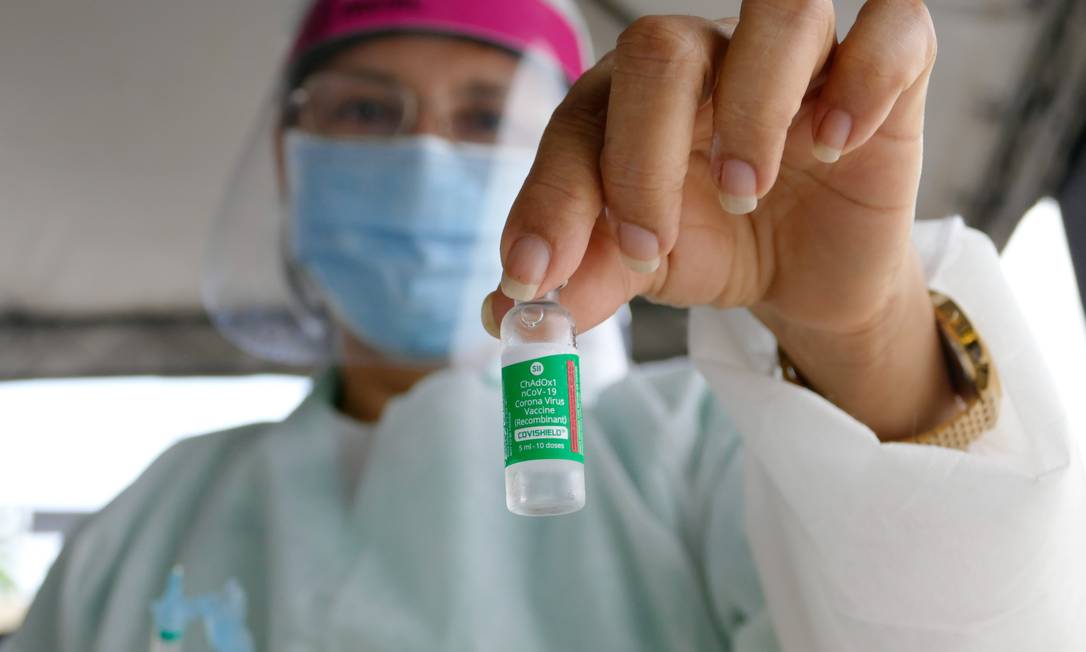Na foto, enfermeira mostra a vacina de AstraZeneca/Oxford contra Covid-19 Foto: Fotoarena / Agência O Globo