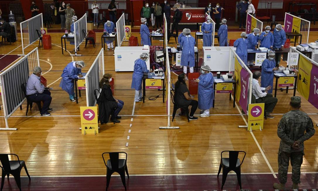 Trabalhadores de saúde são vacinados com Sputnik V em uma quadra de basquete em Buenos Aires. Foto: AFP