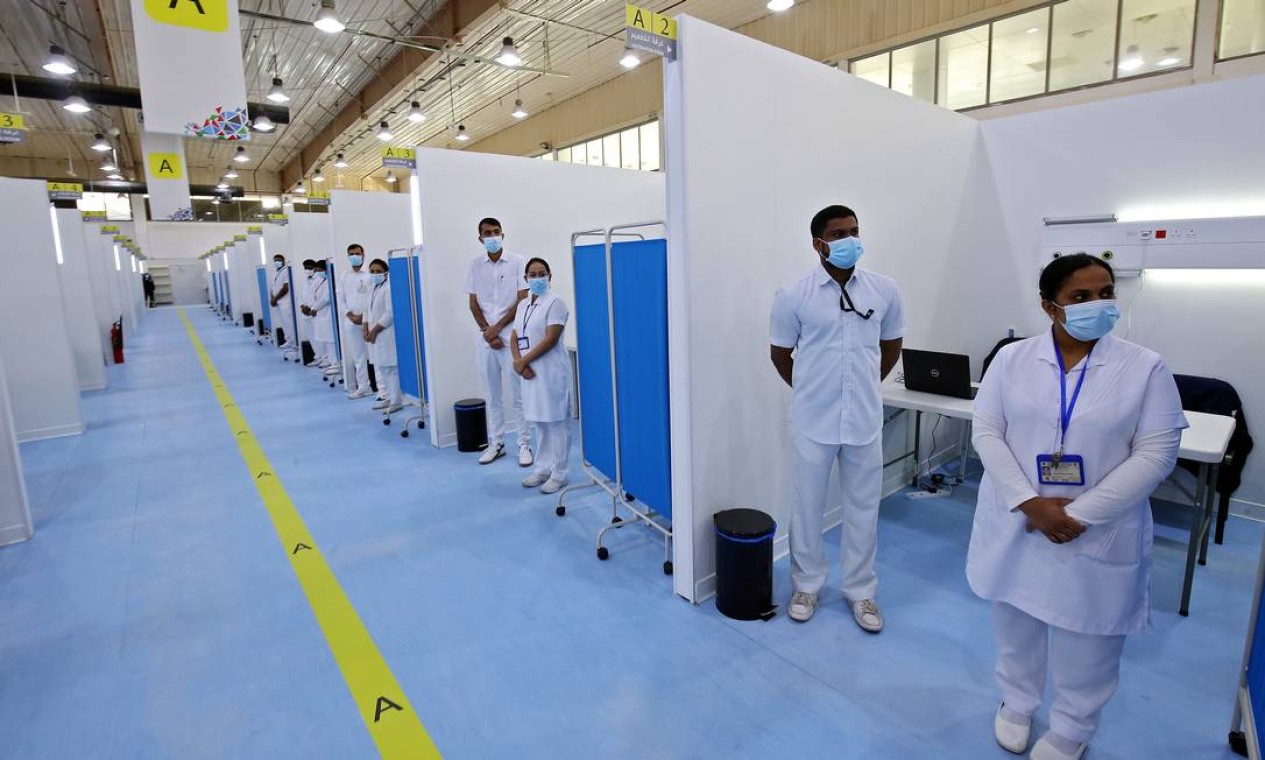 Equipe médica pronta para atendimento no centro de vacinação do Kuwait, no International Fairgrounds, Cidade do Kuwait Foto: YASSER AL-ZAYYAT / AFP 23/12/2020