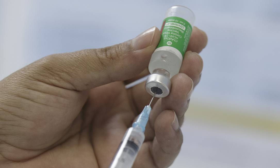 Frasco da vacina Covishield (Astrazeneca/Oxford). Foto: Márcia Foletto / Agência O Globo