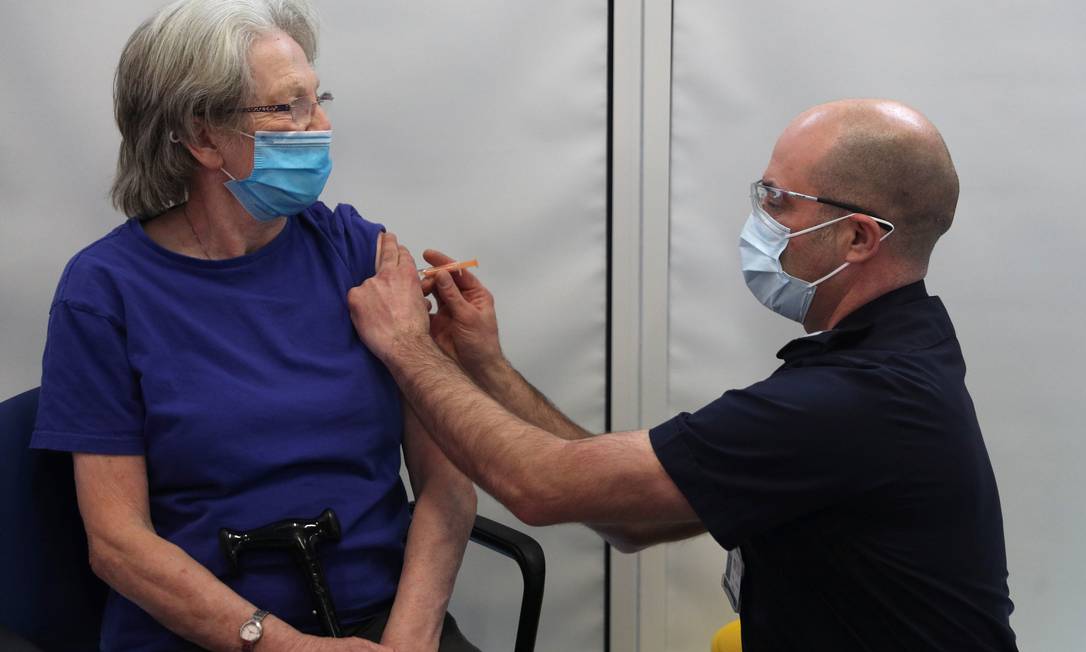 Idosa é vacinada com o imunizante da AstraZeneca/Universidade de Oxford em centro de vacinação improvisado no Corpo de Bombeiros de Basingstoke no Reino Unido Foto: POOL / REUTERS