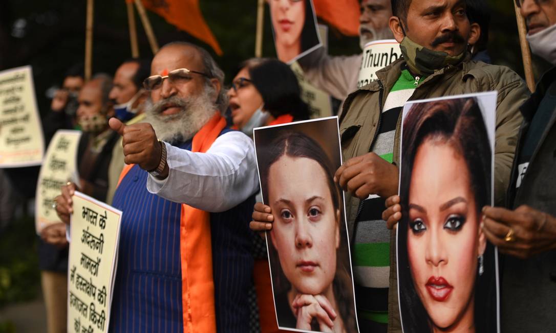 Apoiadores do BJP protestam contra críticas feitas por celebridades ao governo indiano, que vem reprimindo os protestos de agricultores no país Foto: MONEY SHARMA / AFP/04-02-2021
