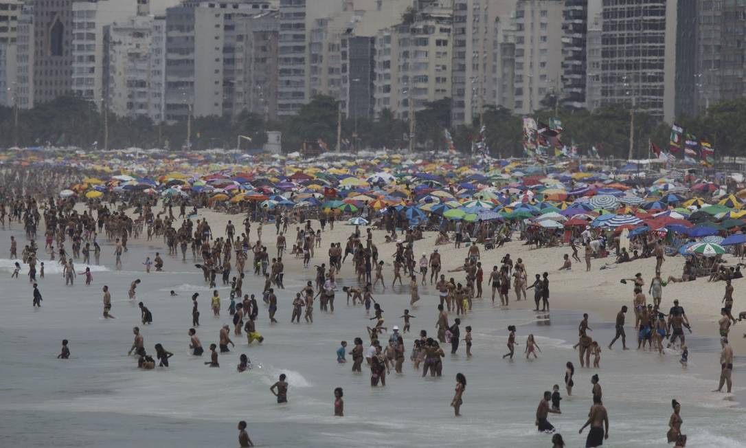 No último domingo, com temperaturas elevadas, Praia de Ipanema ficou cheia, apesar da pandemia Foto: Márcia Foletto em 31-01-2021 / Agência O Globo