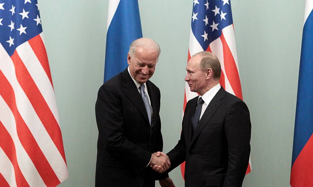 Arquivo: Joe Biden aperta a mão do presidente russo, Vladimir Putin, na época em que americano ainda era vice-presidente de Barack Obama Foto: Alexander Natruskin / REUTERS 10.03.2011
