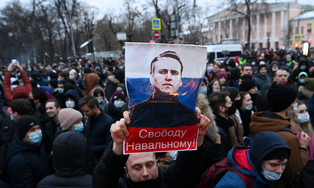 Manifestantes protestam pela libertaçao de crítico do Kremlin no centro de Moscou; homem segura cartaz com os dizeres "liberdade para Navalny" Foto: KIRILL KUDRYAVTSEV / AFP