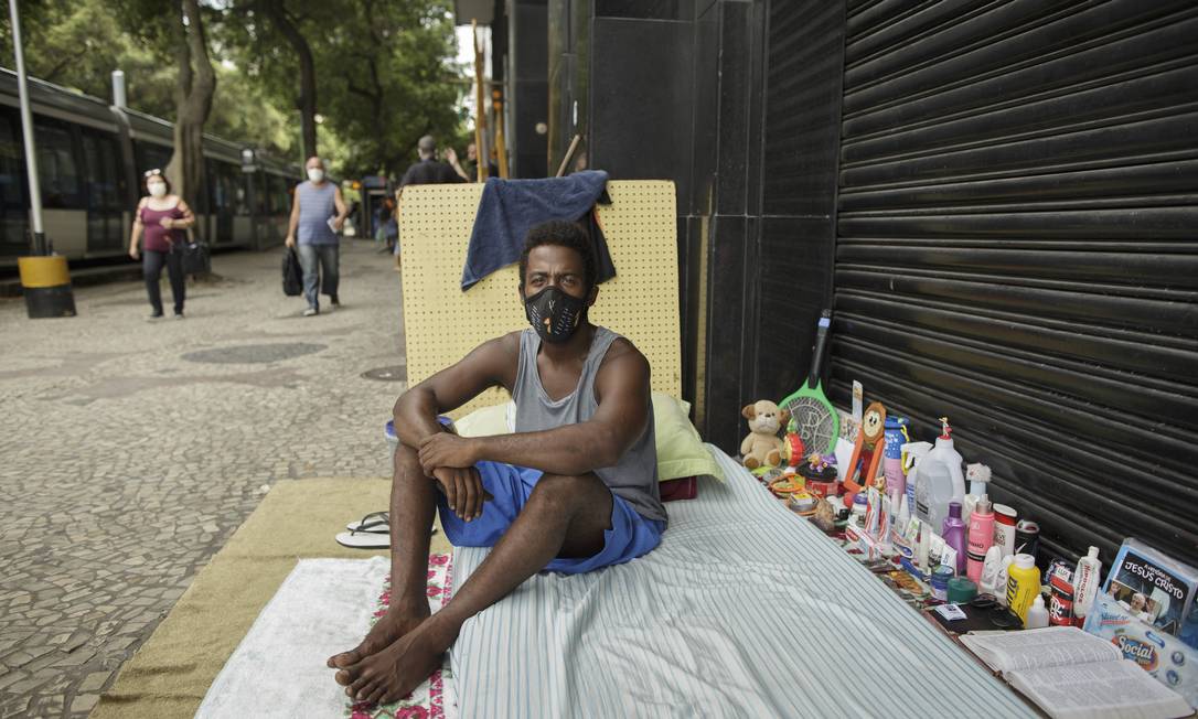 Espaço criado por dois moradores de rua no Centro do Rio chama atenção Tudo bem cuidado