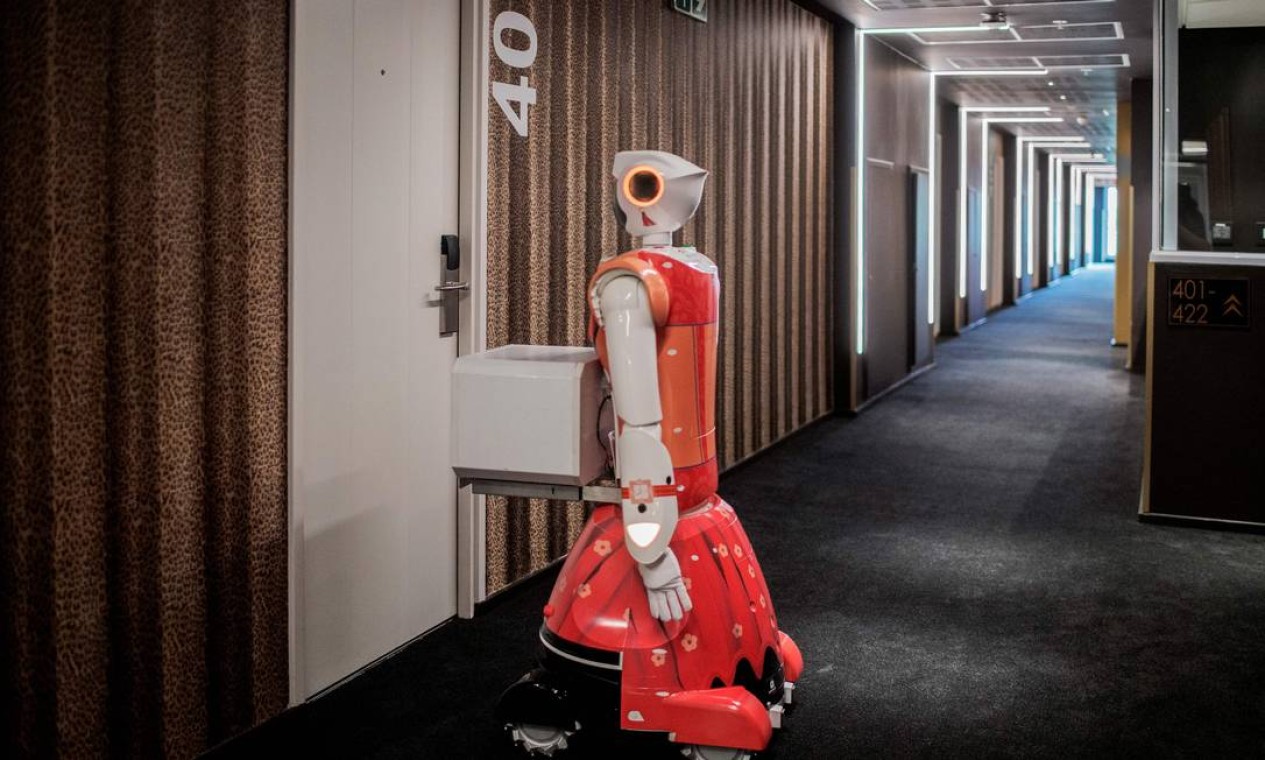 Robô, desenvolvido pela empresa CTRL Robotics, acena, recepciona e fornece informações aos clientes do Sky Hotel, em Sandton, na África do Sul Foto: LUCA SOLA / AFP