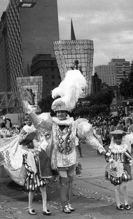 O desfile em homenagem ao 4º centenário do Rio, em 1965: destaque do Império Serrano, campeão naquele ano, com o enredo "Os 5 bailes da história do Rio" Foto: Arquivo - 28.02.1965