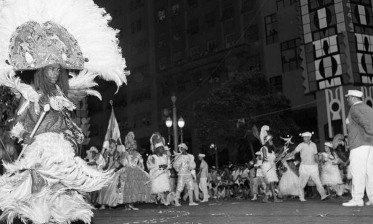 Considerado o maior samba-enredo da história, 'Aquarela Brasileira" de Silas de Oliveira passou na Avenida pela 1ª vez em 1964 Foto: Arquivo - 09.02.1964