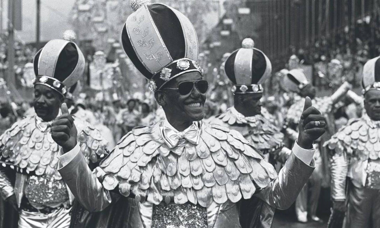 A coroação do Rei da Mangueira: Cartola desfila pela última vez em 1978 pela sua escola do coração Foto: Sebastião Marinho / Agência O Globo - 1978