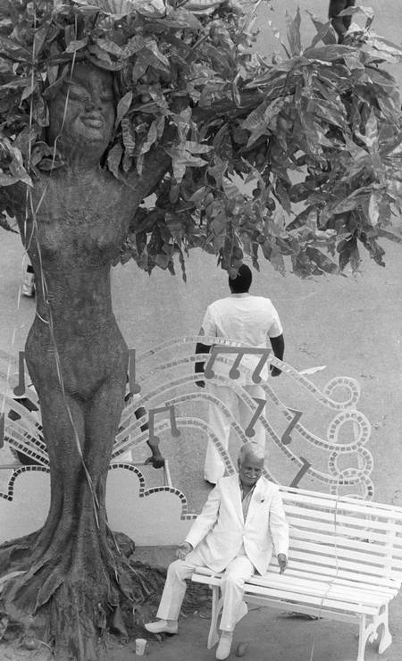 O abre-alas da Mangueira de 84 tinha Braguinha, enredo da escola: desfile supercampeão na inauguração do Sambódromo Foto: Anibal Philot / Agência O Globo - 05/03/1984