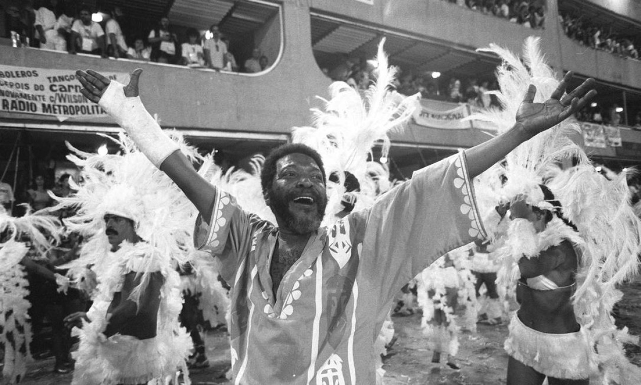 Autor do enredo "Kizomba", Martinho vibra num dos maiores desfiles da história do carnaval, no 1º título da Vila Foto: Jorge William / Agência O Globo - 16.02.1988