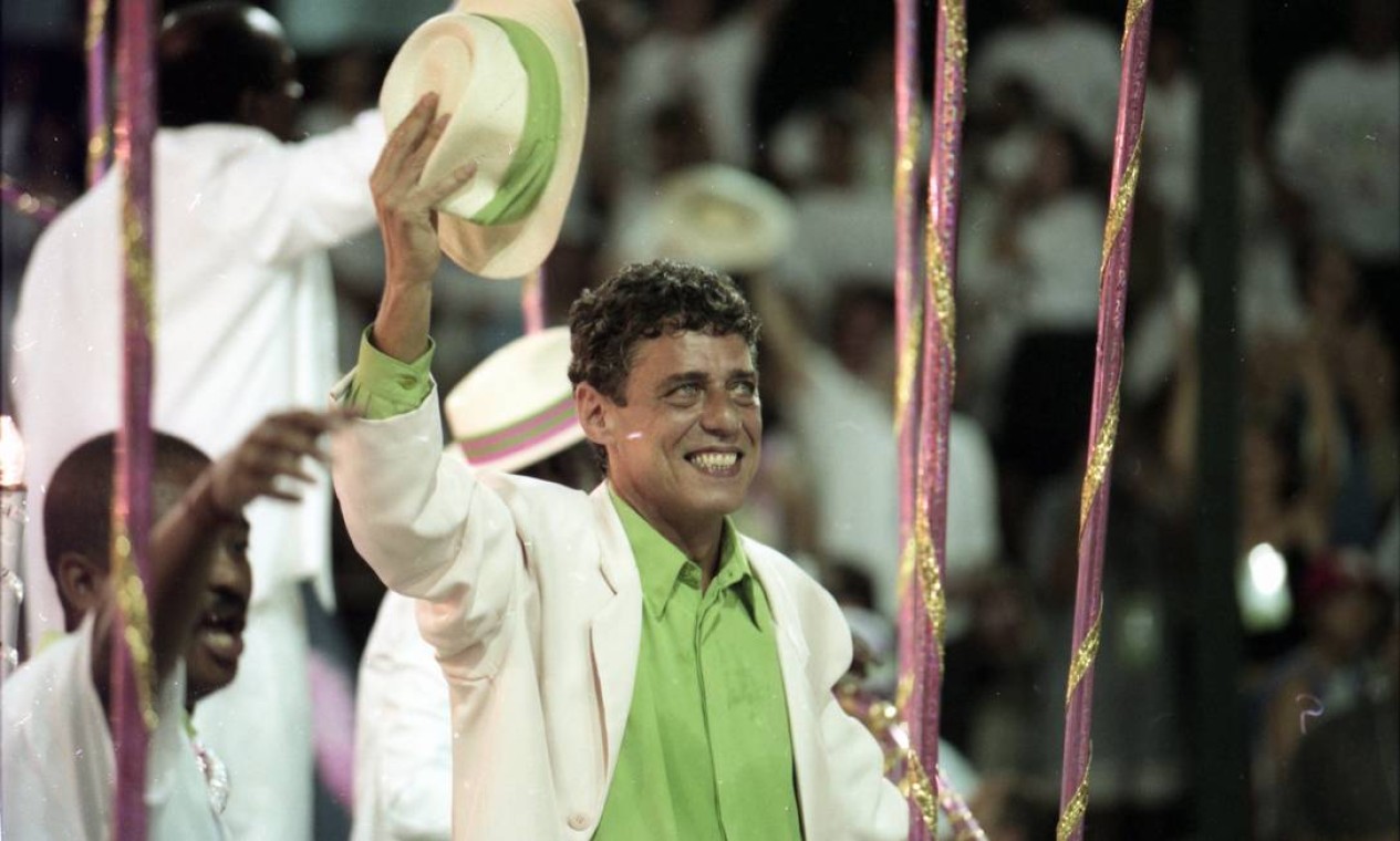 Homenageado, o pé-quente Chico Buarque desfilou em 1998 como enredo da Mangueira: campeões Foto: Ivo Gonzalez / Agência O Globo - 23.02.1998