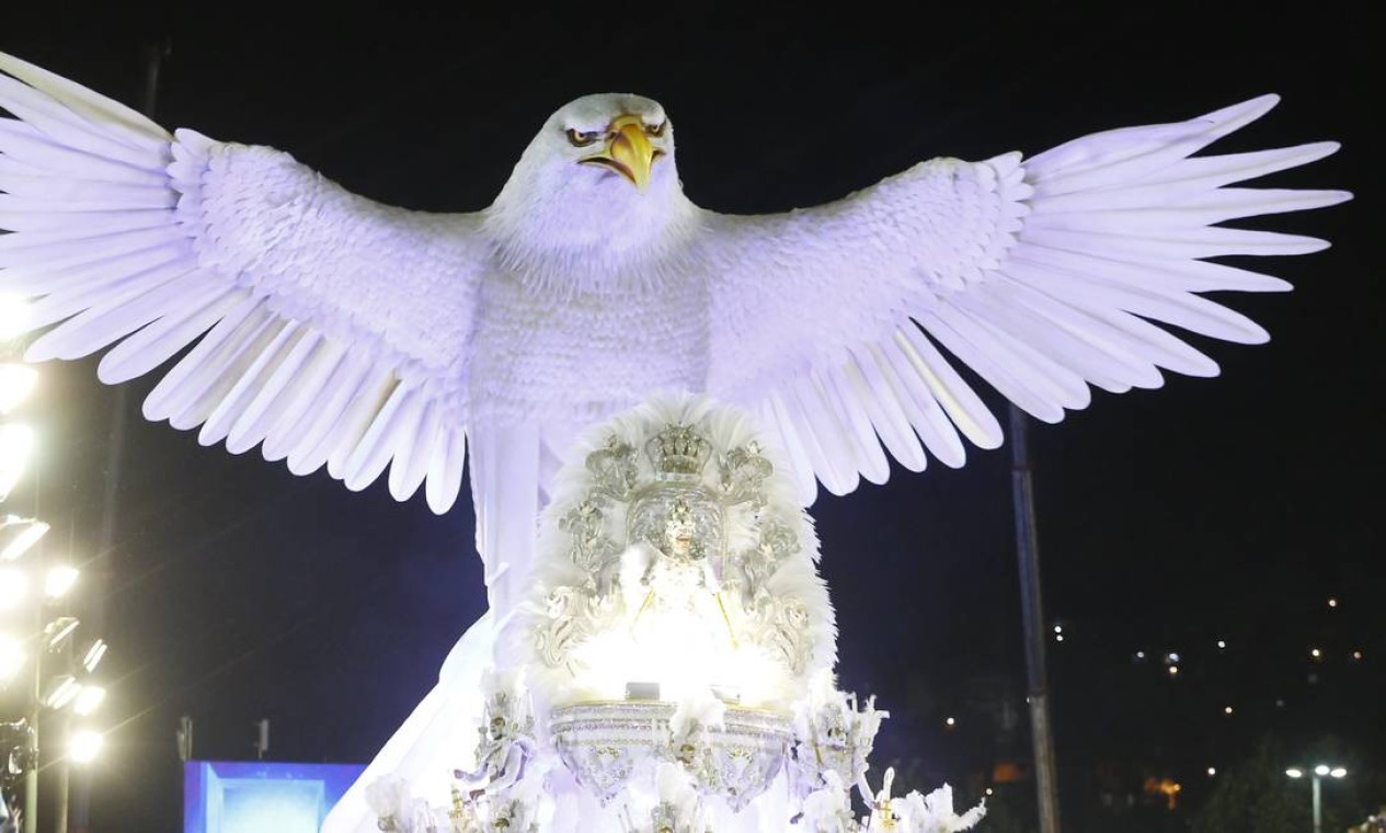 Com 15m de altura a "Águia-redentora" da Portela foi a grande imagem do carnaval de 2015. Linda! Foto: Fábio Seixo / Agência O Globo - 16.02.2015