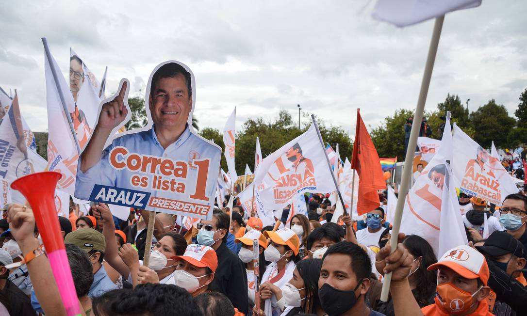 Apoiadores do candidato de centro-esquerda Andréss Arauz, durante comício em Quito Foto: RODRIGO BUENDIA / AFP
