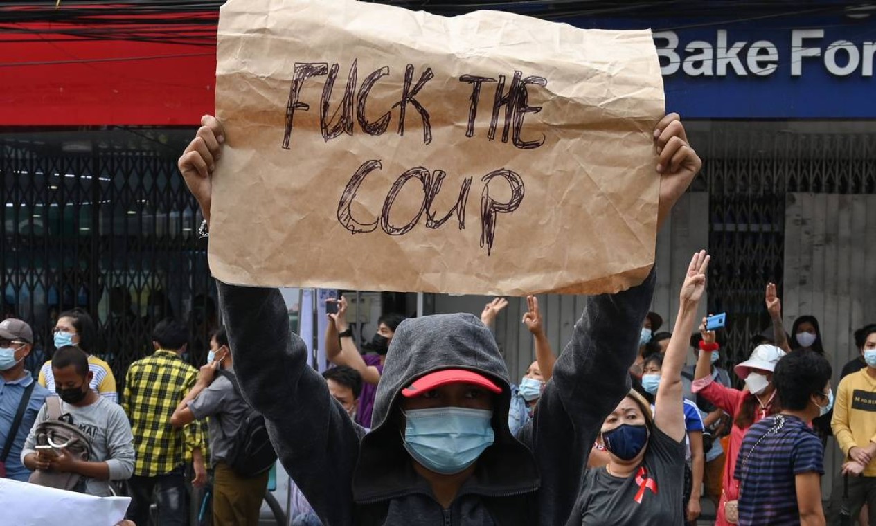 Manifestação contra o golpe militar em Yangon Foto: STR / AFP - 06/02/2021