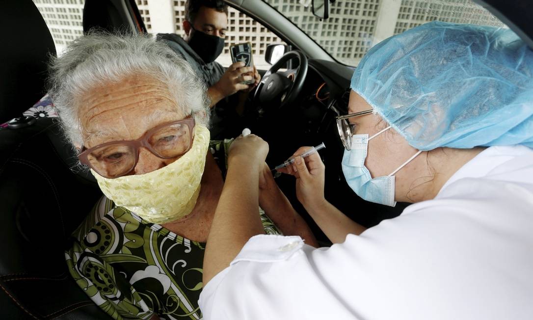 Idosa recebe vacina sem sair do carro, no Parque Madureira, na Zona Norte Foto: FABIANO ROCHA / Agência O Globo