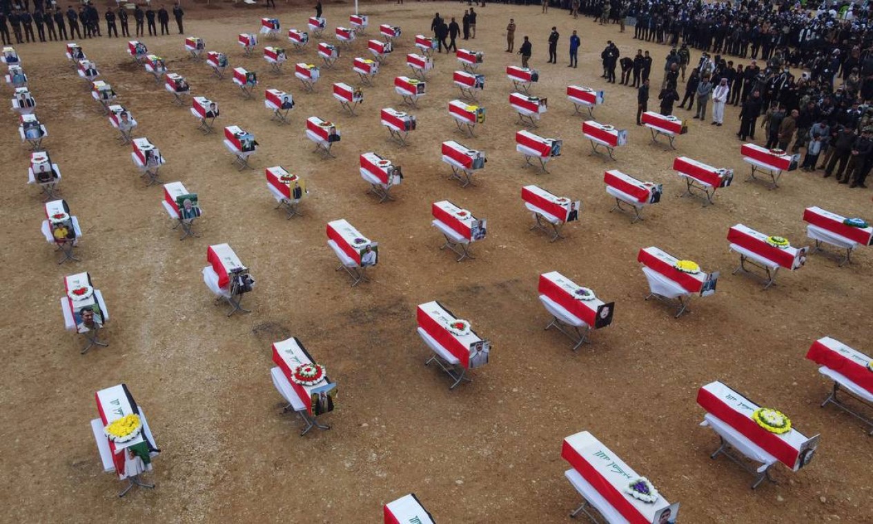 Funeral em massa para vítimas do grupo do Estado Islâmico (EI) na aldeia iraquiana de Kojo, no distrito de Sinjar. Os restos mortais das 104 vítimas foram devolvidas para sepultamento em Kojo, seis anos depois que o grupo do EI varreu o norte do Iraque Foto: ZAID AL-OBEIDI / AFP