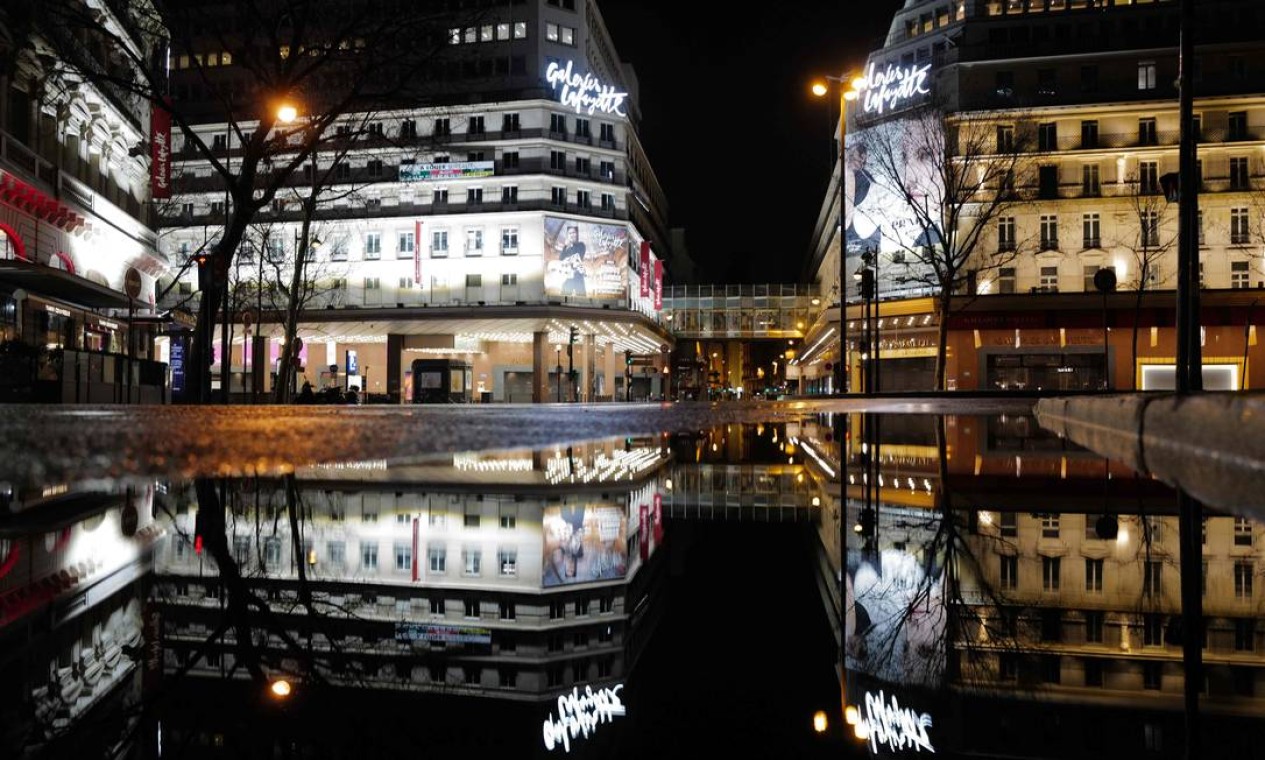 Ruas vazias no bairro Les Grands Boulevards, em Paris. A França enfrenta toque de recolher a partir das 18h para conter a segunda onda da pandemia Foto: VALERY HACHE / AFP