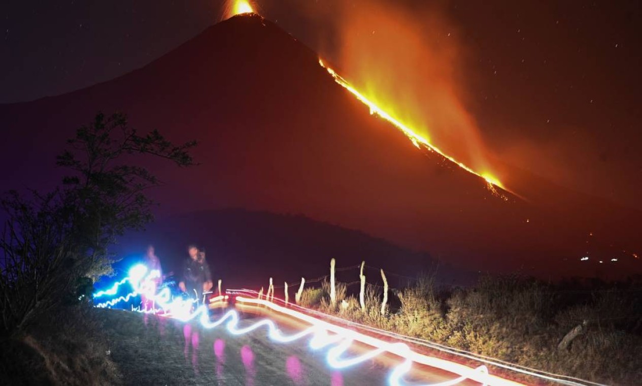 Vulcão Pacaya, visto da vila de Rodeo no município de San Vicente Pacaya, cerca de 50 km ao sul da Cidade da Guatemala, entra em erupção Foto: JOHAN ORDONEZ / AFP