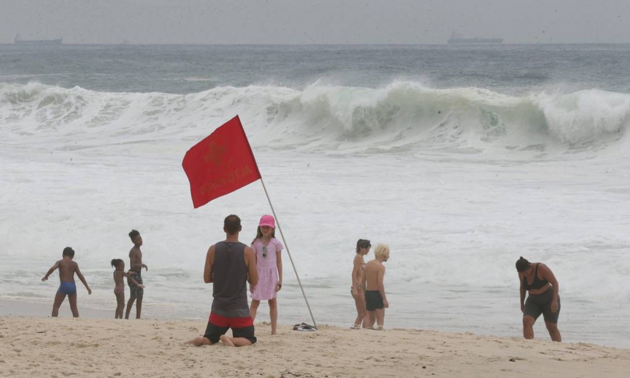 Frente fria associada a ciclone extratropical causou dois dias seguidos de chuvas no Rio e provocou ondas de até três metros na praia Foto: Cléber Júnior / Agência O Globo