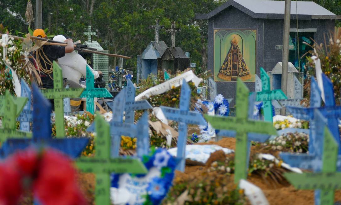 Enterros de vítimas da Covid-19 no cemitério Nossa Senhora Aparecida, em Manaus (AM) Foto: Fotoarena / Agência O Globo