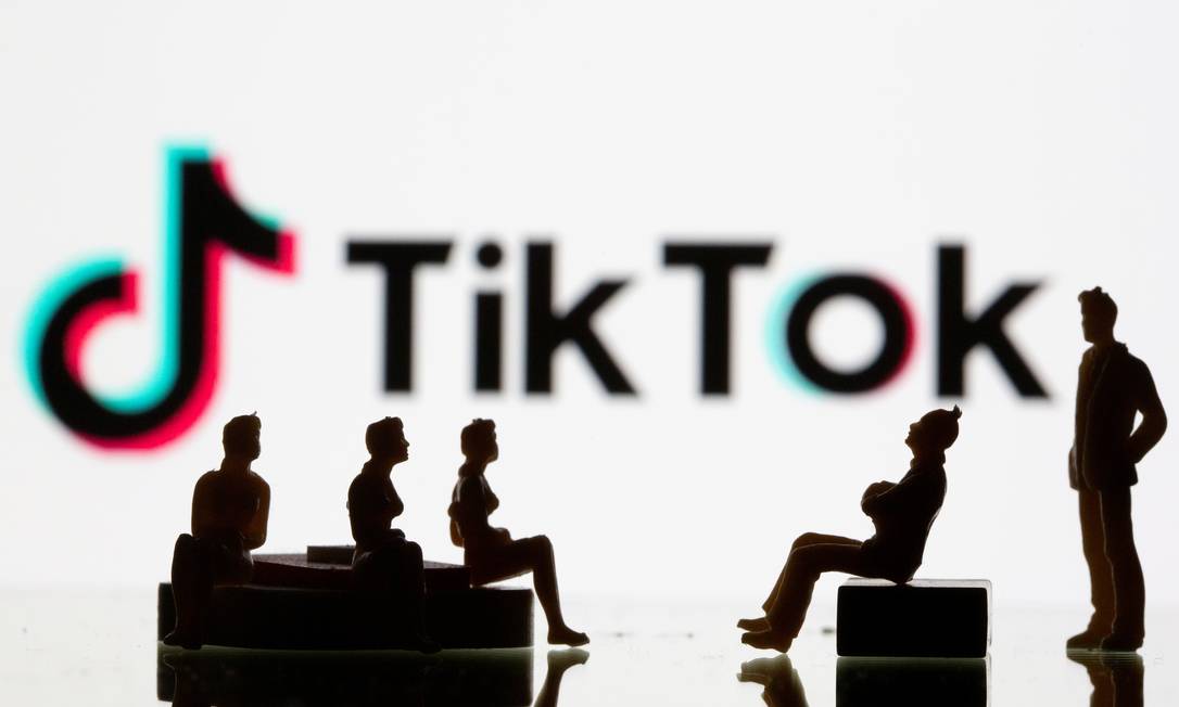 Bonecos em frente a um logotipo da rede social chinesa TikTok Foto: Dado Ruvic / Reuters
