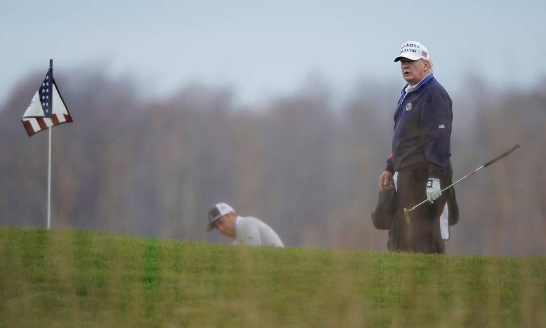 Donald Trump joga golfe no Trump National Golf Club em Sterling, Virgínia Foto: JOSHUA ROBERTS / Reuters/15-11-2020