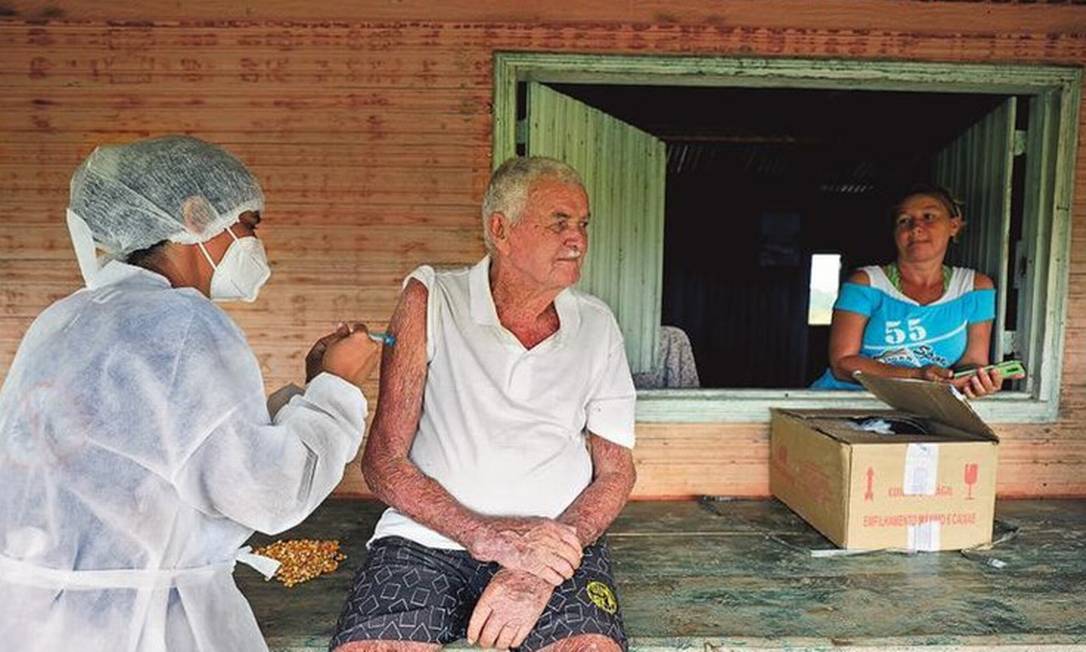 José Marques de Andrade, morador de Manacapuru (AM), recebe a primeira dose da vacina AstraZeneca/Oxford contra a Covid-19, em região onde a cepa P.1 do vírus já está circulando Foto: Reuters