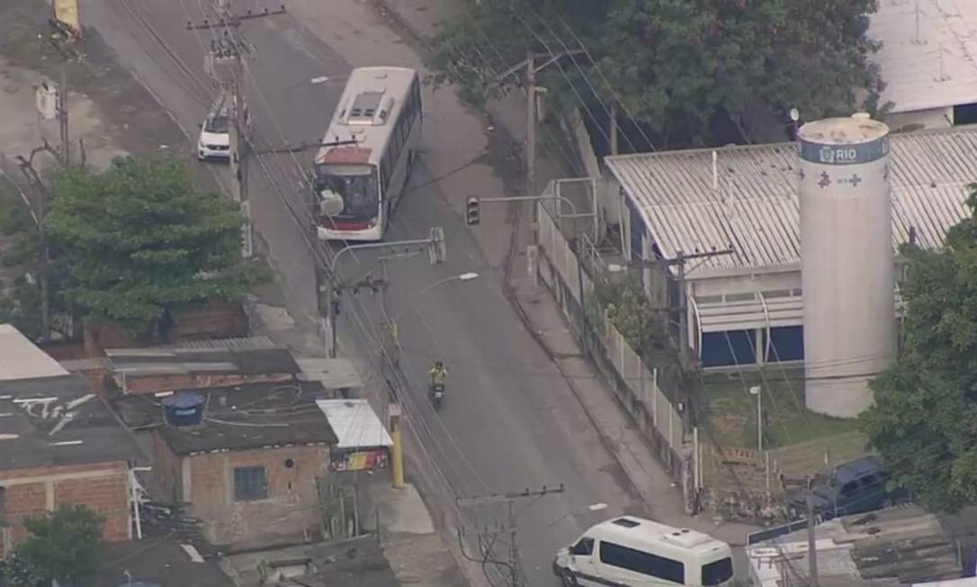 Ônibus e van bloqueiam rua durante operação policial Foto: TV Globo / Reprodução